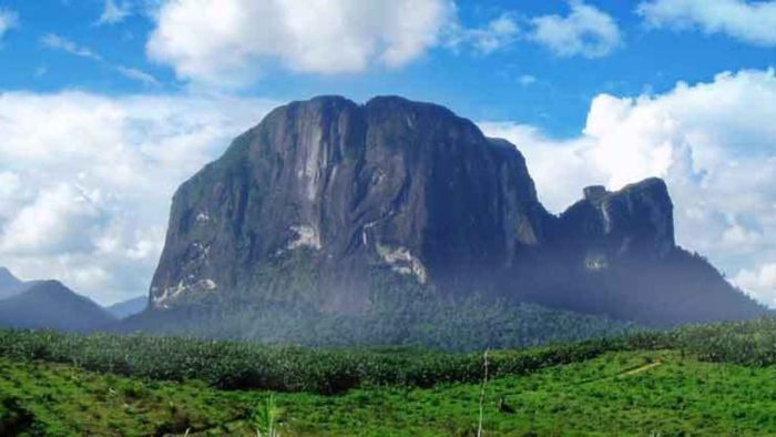 Wisata Gunung Kelam via Borneochannel, 1. Air Terjun Lepung Iring, 2. Taman Nasional Bukit Baka, 3. Hutan Wisata Baning, 4. Museum Kapuas Raya, 5. Istana Al Mukarramah, 6. Nohkan Tolangit, 7. Danau Jemelak, 8. Panorama Kedah Tempunak, 9. Rumah Betang Ensaid Panjang, 10. Wisata Gunung Kelam, 11. Danau Gucci, 12. Air Terjun Nokan Nayan, 13. Wisata Rohani Bukit Kelam, 14. Galeri Motor Bandong, 15. Wisata Sawah Adau Kelam, 16. Masjid Jami Sultan Nata, 17. Museum Dara Juanti, 18. Makam Aji Melayu Sepauk atau Makam pangeran Kuning, 19. Situs Sejarah Batu Dara Muning, 20. Batu Lingga Yoni dan Batu Nandi, 21. Gereja Katedral Sintang, 22. Tugu Pancasila Kota Sintang, 23. Taman Alun – alun Kapuas, 24. Serantung Water Park, 25. Rumah Kapal, 26. Tugu Bank Indonesia