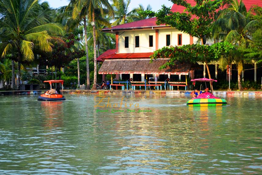 Wisata Nusantara, 1. Taman Mempawah, 2. Pantai Jungkat, 3. Mempawah Mangrove Park, 4. Sebukit Rama, 5. Wisata Nusantara, 6. Bukit Seliung, 7. Sungai Mempawah, 8. Pantai Paku Pulau Temajo, 9. Makam Habib Husein Al Qadri, 10. Pantai Ancol Penibung, 11. Wisata Air Terjun Sambora, 12. Polaria Tanjung Pagar, 13. Goa Alam Santok, 14. Istana Amantubillah, 15. Pantai Kijing, 16. Danau Hijau, 17. Bukit Peniraman, 18. Wisata Pemandian Di Kaki Bukit Anjongan, 19. Bukit Wangkang, 20. Makam Opu Daeng Manambon, 21. Pantai Tanjung Burung