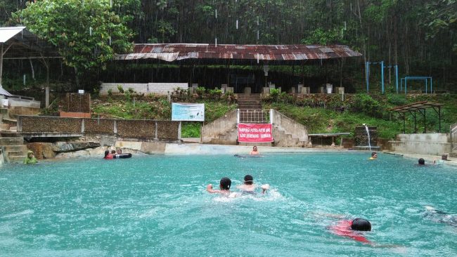 Wisata Pemandian Di Kaki Bukit Anjongan via Yunisura.wordpresscom, 1. Taman Mempawah, 2. Pantai Jungkat, 3. Mempawah Mangrove Park, 4. Sebukit Rama, 5. Wisata Nusantara, 6. Bukit Seliung, 7. Sungai Mempawah, 8. Pantai Paku Pulau Temajo, 9. Makam Habib Husein Al Qadri, 10. Pantai Ancol Penibung, 11. Wisata Air Terjun Sambora, 12. Polaria Tanjung Pagar, 13. Goa Alam Santok, 14. Istana Amantubillah, 15. Pantai Kijing, 16. Danau Hijau, 17. Bukit Peniraman, 18. Wisata Pemandian Di Kaki Bukit Anjongan, 19. Bukit Wangkang, 20. Makam Opu Daeng Manambon, 21. Pantai Tanjung Burung
