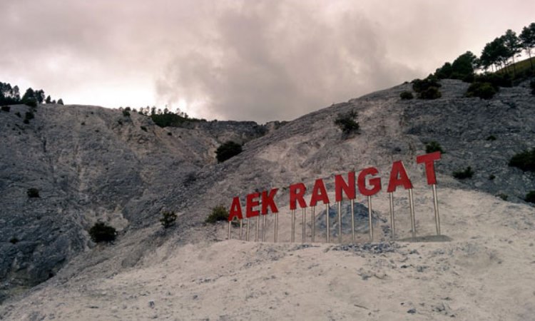 Aek Rangat Pangururan, 1. Pusuk Buhit, 2. Desa Wisata Tomok, 3. Kota Pangururan, 4. Panatapan Parhallow View Point, 5. Tano Ponggol, 6. Pemandian Air Panas Rianiate, 7. Batu Guru, 8. Pantai Sigurgur Resort, 9. Pondok Wisata Lagundri, 10. Pantai Bebas Sukkean, 11. Bukit Beta, 12. Batu Kursi Raja Siallagan, 13. Danau Sidihoni, 14. Pulau Tao, 15. Taman Doa Getsemani, 16. Dermaga Jetty Samosir, 17. Pantai Lumban Parmonangan, 18. Bukit Holbung, 19. Desa Lumban Suhi – suhi, 20. Museum Huta Bolon Simanindo, 21. Puncak Sidiangkat, 22. Air Terjun Situmurun, 23. Bukit Simarjarunjung, 24. Museum Batak, 25. Aek Rangat Pangururan, 26. Lembah Bakkara, 27. Menara Pandang Tele, 28. Museum T.B. Silalahi Center, 29. Bukit Tarabunga, 30. Pantai Meat, 31. Pasar Balige, 32. Jembatan Gantung Tornagodang, 33. Puncak Pakodian, 34. Air Terjun Sialogo, 35. Goa Aek Buangan
