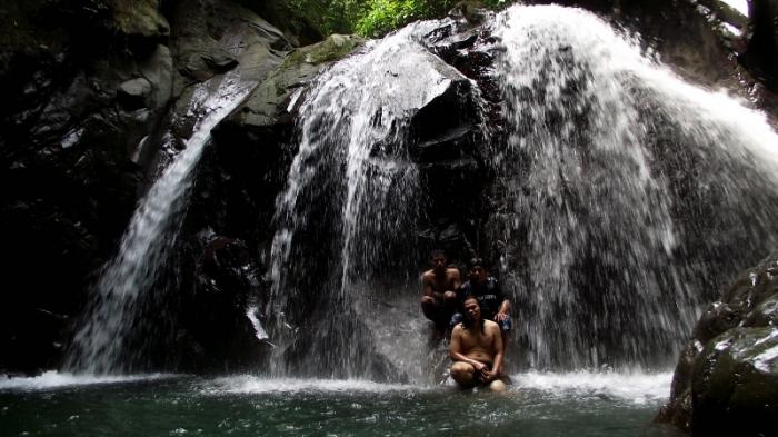 Air Terjun Glugur via Tribunnews, 1. Air Terjun Siluman, 2. Kolam Abadi Langkat, 3. Namu Sira – sira, 4. Pemandian Alam Pantai Florida Langkat, 5. Air Terjun 24 Tingkat, 6. Sungai Bingei, 7. Tangkahan CRU, 8. Air Terjun Pantai Salak, 9. Air Terjun Glugur, 10. Bukit Lawang Ecotourusm & Ecoproject, 11. Air Terjun Saringgana, 12. Sungai Landak Bahorok, 13. Air Panas Simolap, 14. Pemandian Lau Kulap, 15. Rumah Pohon Habitat, 16. The Yo’s Hill, 17. Air Terjun Tongkat, 18. Air Terjun Teroh – Teroh, 19. Wisata Pulau Sembilan, 20. Air Terjun Lau Berte, 21. Penatapan Pamah Simelir, 22. Wisata Mangrove Lubuk Kertang, 23. One Heart Hill, 24. Bat Cave Bukit Lawang, 25. Kuil Shri Raja Rajeshwari Amman Kovil, 26. Gua Batu Payung, 27. Gua Gong, 28. Air Terjun Jodoh Semelir, 29. Kawasan Wisata Batu Katak, 30. Arung Jeram Sungai Binjai, 31. Air Terjun Lau Bengaru, 32. Puncak Akui, 33. Kolam Wak Jowo, 34. Selang Pangeran, 35. Goa Pintu Air Langkat, 36. Pantai Pasir Hitam Kwala Gebang, 37. Masjid Azizi Tanjung Pura, 38. Kampung Bali, 39. Pantai 46 Langkat, 40. Bekancan River Langkat, 41. Taman Remaja, 42. Masjid Raya Binjai, 43. Masjid Agung Binjai, 44. Tugu Perjuangan 45, 45. Taman Merdeka, 46. Taman Selfie, 47. Taman Balita, 48. Taman Edukasi