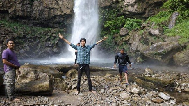 Air Terjun Saringgana via Tribun Medan, 1. Air Terjun Siluman, 2. Kolam Abadi Langkat, 3. Namu Sira – sira, 4. Pemandian Alam Pantai Florida Langkat, 5. Air Terjun 24 Tingkat, 6. Sungai Bingei, 7. Tangkahan CRU, 8. Air Terjun Pantai Salak, 9. Air Terjun Glugur, 10. Bukit Lawang Ecotourusm & Ecoproject, 11. Air Terjun Saringgana, 12. Sungai Landak Bahorok, 13. Air Panas Simolap, 14. Pemandian Lau Kulap, 15. Rumah Pohon Habitat, 16. The Yo’s Hill, 17. Air Terjun Tongkat, 18. Air Terjun Teroh – Teroh, 19. Wisata Pulau Sembilan, 20. Air Terjun Lau Berte, 21. Penatapan Pamah Simelir, 22. Wisata Mangrove Lubuk Kertang, 23. One Heart Hill, 24. Bat Cave Bukit Lawang, 25. Kuil Shri Raja Rajeshwari Amman Kovil, 26. Gua Batu Payung, 27. Gua Gong, 28. Air Terjun Jodoh Semelir, 29. Kawasan Wisata Batu Katak, 30. Arung Jeram Sungai Binjai, 31. Air Terjun Lau Bengaru, 32. Puncak Akui, 33. Kolam Wak Jowo, 34. Selang Pangeran, 35. Goa Pintu Air Langkat, 36. Pantai Pasir Hitam Kwala Gebang, 37. Masjid Azizi Tanjung Pura, 38. Kampung Bali, 39. Pantai 46 Langkat, 40. Bekancan River Langkat, 41. Taman Remaja, 42. Masjid Raya Binjai, 43. Masjid Agung Binjai, 44. Tugu Perjuangan 45, 45. Taman Merdeka, 46. Taman Selfie, 47. Taman Balita, 48. Taman Edukasi