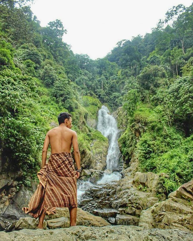 Air Terjun Sialogo via IG @cullen_panjaitan, 1. Pusuk Buhit, 2. Desa Wisata Tomok, 3. Kota Pangururan, 4. Panatapan Parhallow View Point, 5. Tano Ponggol, 6. Pemandian Air Panas Rianiate, 7. Batu Guru, 8. Pantai Sigurgur Resort, 9. Pondok Wisata Lagundri, 10. Pantai Bebas Sukkean, 11. Bukit Beta, 12. Batu Kursi Raja Siallagan, 13. Danau Sidihoni, 14. Pulau Tao, 15. Taman Doa Getsemani, 16. Dermaga Jetty Samosir, 17. Pantai Lumban Parmonangan, 18. Bukit Holbung, 19. Desa Lumban Suhi – suhi, 20. Museum Huta Bolon Simanindo, 21. Puncak Sidiangkat, 22. Air Terjun Situmurun, 23. Bukit Simarjarunjung, 24. Museum Batak, 25. Aek Rangat Pangururan, 26. Lembah Bakkara, 27. Menara Pandang Tele, 28. Museum T.B. Silalahi Center, 29. Bukit Tarabunga, 30. Pantai Meat, 31. Pasar Balige, 32. Jembatan Gantung Tornagodang, 33. Puncak Pakodian, 34. Air Terjun Sialogo, 35. Goa Aek Buangan