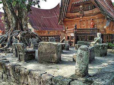 Batu Kursi Raja Siallagan via IG @hokonglim, 1. Pusuk Buhit, 2. Desa Wisata Tomok, 3. Kota Pangururan, 4. Panatapan Parhallow View Point, 5. Tano Ponggol, 6. Pemandian Air Panas Rianiate, 7. Batu Guru, 8. Pantai Sigurgur Resort, 9. Pondok Wisata Lagundri, 10. Pantai Bebas Sukkean, 11. Bukit Beta, 12. Batu Kursi Raja Siallagan, 13. Danau Sidihoni, 14. Pulau Tao, 15. Taman Doa Getsemani, 16. Dermaga Jetty Samosir, 17. Pantai Lumban Parmonangan, 18. Bukit Holbung, 19. Desa Lumban Suhi – suhi, 20. Museum Huta Bolon Simanindo, 21. Puncak Sidiangkat, 22. Air Terjun Situmurun, 23. Bukit Simarjarunjung, 24. Museum Batak, 25. Aek Rangat Pangururan, 26. Lembah Bakkara, 27. Menara Pandang Tele, 28. Museum T.B. Silalahi Center, 29. Bukit Tarabunga, 30. Pantai Meat, 31. Pasar Balige, 32. Jembatan Gantung Tornagodang, 33. Puncak Pakodian, 34. Air Terjun Sialogo, 35. Goa Aek Buangan