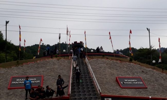 Benteng Huraba via Okezone, 1. Wisata Air Parsariran, 2. Danau Siais, 3. Aek Sijorni, 4. Gunung Sibual – Buali, 5. Bukit Tor Simago – Mago, 6. Air Terjun Silima – lima, 7. Pemandian Air Panas Aek Nabara, 8. Air Terjun Sisundung Parsalakan, 9. Air Terjun Aek Malakkut, 10. Aek Sabaon, 11. Danau Marsabut, 12. Air Terjun Sisoma, 13. Benteng Huraba, 14. Pantai Muara Upu, 15. Cekdam Pargarutan, 16. Kantor Bupati Tapanuli Selatan, 17. Air Terjun Siborpa, 18. Puncak Tunggal Birong, 19. Sampuran Damparan, 20. Tor Simago – mago