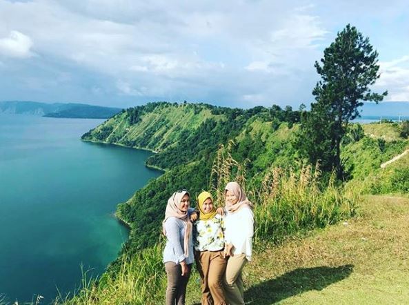 Bukit Tarabunga via IG @ayundafitri01, 1. Pusuk Buhit, 2. Desa Wisata Tomok, 3. Kota Pangururan, 4. Panatapan Parhallow View Point, 5. Tano Ponggol, 6. Pemandian Air Panas Rianiate, 7. Batu Guru, 8. Pantai Sigurgur Resort, 9. Pondok Wisata Lagundri, 10. Pantai Bebas Sukkean, 11. Bukit Beta, 12. Batu Kursi Raja Siallagan, 13. Danau Sidihoni, 14. Pulau Tao, 15. Taman Doa Getsemani, 16. Dermaga Jetty Samosir, 17. Pantai Lumban Parmonangan, 18. Bukit Holbung, 19. Desa Lumban Suhi – suhi, 20. Museum Huta Bolon Simanindo, 21. Puncak Sidiangkat, 22. Air Terjun Situmurun, 23. Bukit Simarjarunjung, 24. Museum Batak, 25. Aek Rangat Pangururan, 26. Lembah Bakkara, 27. Menara Pandang Tele, 28. Museum T.B. Silalahi Center, 29. Bukit Tarabunga, 30. Pantai Meat, 31. Pasar Balige, 32. Jembatan Gantung Tornagodang, 33. Puncak Pakodian, 34. Air Terjun Sialogo, 35. Goa Aek Buangan
