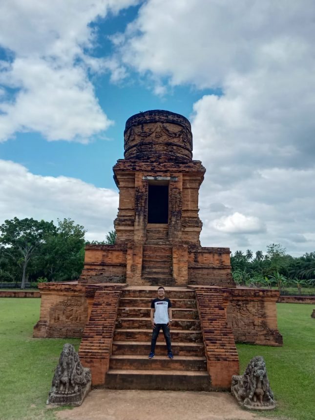 Candi Bahal via IG @zubeirray, 1. Barumun Nagari Wildlife Sanctuary, 2. Danau Tasik, 3. Tor Sipupur, 4. Batu Kapur Paranginan, 5. Gua Tuktuk, 6. Waterboom Gunung Tua, 7. Gua Liak Kabor, 8. Sampuran Simarloting, 9. Air Terjun Siranap, 10. Candi Pulo, 11. Kebun Binatang Gunung Tua, 12. Candi Naga Seribu, 13. Danau Tao, 14. Danau Tasik, 15. Desa Bangun Purba, 16. Bendungan Janji Manahan Sil, 17. Masjid Raya Gunung Tua, 18. Danau Sagayung, 19. Puncak Paluta, 21. Sampuran (Air Terjun) Silombuk, 22. Air Terjun Parigi