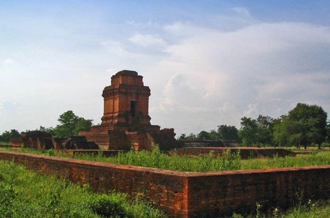 Candi Sipamutung, 1. Danau Tao, 2. Batu Kapur Paranginan, 3. Air Terjun Siranap, 4. Aek Siraisan, 5. Aek Milas Paringgonan Sibuhuan, 6. Air Terjun Katobung, 7. Desa Bangun Purba, 8. Pasar Sibuhuan, 9. Candi Bahal, 10. Candi Tandihat, 11. Candi Sipamutung, 12. Danau Gayambang, 13. Waterboom Gunung Tua Paluta, 14. Candi Sangkilon, 15. Bendungan Janjimanahan Sil, 16. Aek Hapung, 17. Danau Tasik, 18. Parmata Sapihak, 19. Hutan Lindung Sosopan