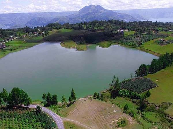 Danau Sidihoni via IG @danau_tobasamosir, 1. Pusuk Buhit, 2. Desa Wisata Tomok, 3. Kota Pangururan, 4. Panatapan Parhallow View Point, 5. Tano Ponggol, 6. Pemandian Air Panas Rianiate, 7. Batu Guru, 8. Pantai Sigurgur Resort, 9. Pondok Wisata Lagundri, 10. Pantai Bebas Sukkean, 11. Bukit Beta, 12. Batu Kursi Raja Siallagan, 13. Danau Sidihoni, 14. Pulau Tao, 15. Taman Doa Getsemani, 16. Dermaga Jetty Samosir, 17. Pantai Lumban Parmonangan, 18. Bukit Holbung, 19. Desa Lumban Suhi – suhi, 20. Museum Huta Bolon Simanindo, 21. Puncak Sidiangkat, 22. Air Terjun Situmurun, 23. Bukit Simarjarunjung, 24. Museum Batak, 25. Aek Rangat Pangururan, 26. Lembah Bakkara, 27. Menara Pandang Tele, 28. Museum T.B. Silalahi Center, 29. Bukit Tarabunga, 30. Pantai Meat, 31. Pasar Balige, 32. Jembatan Gantung Tornagodang, 33. Puncak Pakodian, 34. Air Terjun Sialogo, 35. Goa Aek Buangan