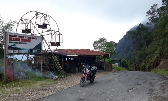 Delleng Simpon via Medanbisnisdaily, 1. Air Terjun Sipitu Lae Petulan, 2. Air Terjun Lae Une, 3. Air Terjun Simbilulu, 4. Air Terjun Lae Singgabit, 5. Air Terjun Mamabu, 6. Air Terjun Tonduhan, 7. Kebun Teh Sidamanik, 8. Sumur Eluh Berru Tinambunen, 9. Batu Tettal, 10. Mejan Penanggaleng, 11. Sibande, 12. Puncak Sindeka, 13. Sicike – cike, 14. Delleng Simpon, 15. Rafting Lae Kombih, 16. Kolam Renang Impana, 17. Tugu Pemekaran