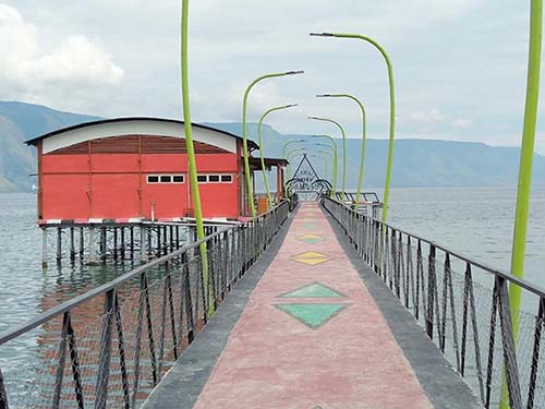 Dermaga Jetty Samosir, 1. Pusuk Buhit, 2. Desa Wisata Tomok, 3. Kota Pangururan, 4. Panatapan Parhallow View Point, 5. Tano Ponggol, 6. Pemandian Air Panas Rianiate, 7. Batu Guru, 8. Pantai Sigurgur Resort, 9. Pondok Wisata Lagundri, 10. Pantai Bebas Sukkean, 11. Bukit Beta, 12. Batu Kursi Raja Siallagan, 13. Danau Sidihoni, 14. Pulau Tao, 15. Taman Doa Getsemani, 16. Dermaga Jetty Samosir, 17. Pantai Lumban Parmonangan, 18. Bukit Holbung, 19. Desa Lumban Suhi – suhi, 20. Museum Huta Bolon Simanindo, 21. Puncak Sidiangkat, 22. Air Terjun Situmurun, 23. Bukit Simarjarunjung, 24. Museum Batak, 25. Aek Rangat Pangururan, 26. Lembah Bakkara, 27. Menara Pandang Tele, 28. Museum T.B. Silalahi Center, 29. Bukit Tarabunga, 30. Pantai Meat, 31. Pasar Balige, 32. Jembatan Gantung Tornagodang, 33. Puncak Pakodian, 34. Air Terjun Sialogo, 35. Goa Aek Buangan