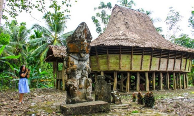 Desa Lolozirugi - tempat wisata di Nias Barat, 1. Pulau Bogi, 2. Pulau Hamatula, 3. Pulau Hinako, 4. Pulau Asu, 5. Pulau Sirombu, 6. Pantai Ture, 7. Pantai Fadaya, 8. Pantai Fari’i, 9. Pantai Gu’u, 10. Pantai Wazi, 11. Pantai Valaete, 12. Desa Bawomataluo, 13. Desa Lolozirugi, 14. Museum Pusaka Nias, 15. Air Terjun Luaha Ndroi, 16. Batu Megalit , 17. Pulau Herunga, 18. Pulau Imana, 19. Pulau Bawa, 20. Pulau Langu, 21. Desa Sisarahili