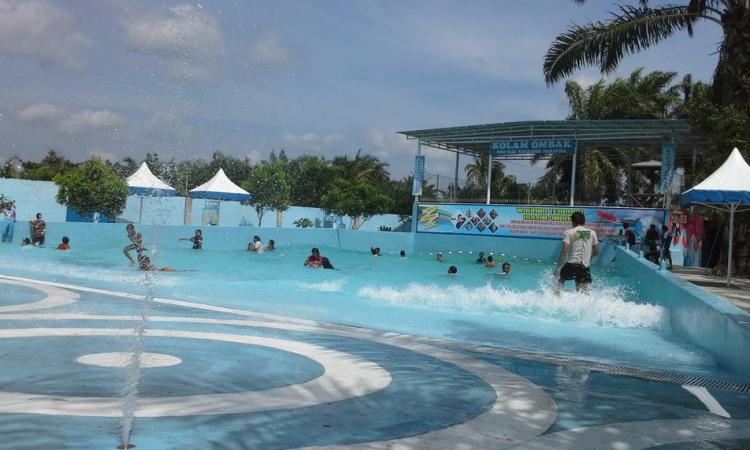 Dogi Park Waterboom Indrapura via Twitter @WIndrapura, 1. Danau Laut Tador, 2. Danau Citra Panupalas, 3. Benteng Jepang, 4. Danau Palas Asri, 5. Dogi Park Waterboom Indrapura, 6. Istana Indrapura, 7. Istana Niat Lima Laras, 8. Kubah Datuk Batu Bara, 9. Meriam Nenas Siam, 10. Meriam Simpang Dolok, 11. Pantai Bogak, 12. Pantai Bunga, 13. Pantai Jono, 14. Pulau Pandang, 15. Pantai Wisata Alam Datuk Batu Bara, 16. Pulau Salah Nama, 17. Pantai Sejarah Perupuk, 18. Pemandian Air Panas Sumber Padi, 19. Singapore Land Park Batu Bara, 20. Sumur Bor Simpang Dolok, 21. Masjid Jamik Indra Pura, 22. Kompleks Mesjid Padang Genting, 23. Meriam Datuk Simuangsa 2, 24. Kampung Songket, 25. Pantai Galuh Indah