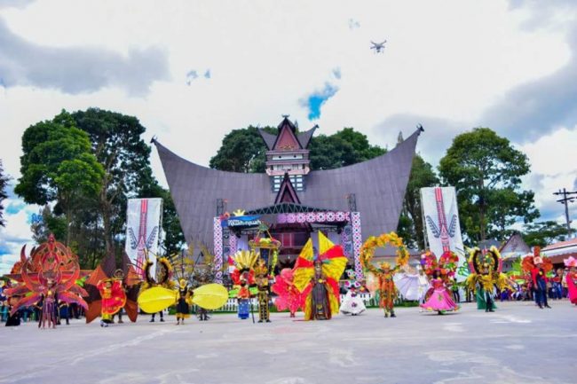Gedung Nasional Djauli Manik via Akurat, 1. Danau Sicike Cikex, 2. Rumah Adat Pakpak, 3. Pemandian Lau Timah, 4. Tao Silalahi, 5. Bukit Siadtaratas, 6. Tigalingga , 7. Puncak Sidiangkat, 8. Taman Wisata Iman Sitinjo, 9. Parhonasan Daihonas Lae Parira, 10. Sungai Lau Renun, 11. Aek Sipaulak Hosa Loja, 12. Air Terjun Lae Pendaroh, 13. Pantai Lala, 14. Tugu Silahi Sabungan, 15. Pantai Silalahi, 16. Letter Z, 17. Gedung Nasional Djauli Manik, 18. Air Terjun Lau Baski, 19. Kolam Renang Cinandung Mbulan