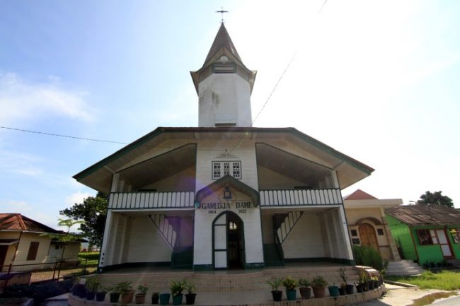 Gereja HKBP Dame Saitnihuta via Kemendikbud, 1. Salib Kasih, 2. Pemandian Air Soda Parbubu, 3. Kawah Sipoholon, 4. Situs Hindu Hopong, 5. Muara Nauli, 6. Tugu Toga Aritonang, 7. Huta Ginjang, 8. Bukit Doa, 9. Pulau Sibandang, 10. Pemandian Air Panas Tamaro, 11. Istana Sisingamangaraja XII, 12. Pemandian Air Panas Sipoholon, 13. Monumen Si Raja Panggabean, 14. Sopo Partungkoan, 15. Gereja HKBP Dame Saitnihuta, 16. Pondok Wisata Rumah Kapal, 17. Air Terjun Sampuran, 18. Pemandian Air Panas Hutabarat