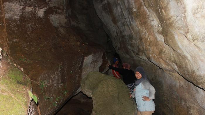 Gua Batu Payung via Tribunnews, 1. Air Terjun Siluman, 2. Kolam Abadi Langkat, 3. Namu Sira – sira, 4. Pemandian Alam Pantai Florida Langkat, 5. Air Terjun 24 Tingkat, 6. Sungai Bingei, 7. Tangkahan CRU, 8. Air Terjun Pantai Salak, 9. Air Terjun Glugur, 10. Bukit Lawang Ecotourusm & Ecoproject, 11. Air Terjun Saringgana, 12. Sungai Landak Bahorok, 13. Air Panas Simolap, 14. Pemandian Lau Kulap, 15. Rumah Pohon Habitat, 16. The Yo’s Hill, 17. Air Terjun Tongkat, 18. Air Terjun Teroh – Teroh, 19. Wisata Pulau Sembilan, 20. Air Terjun Lau Berte, 21. Penatapan Pamah Simelir, 22. Wisata Mangrove Lubuk Kertang, 23. One Heart Hill, 24. Bat Cave Bukit Lawang, 25. Kuil Shri Raja Rajeshwari Amman Kovil, 26. Gua Batu Payung, 27. Gua Gong, 28. Air Terjun Jodoh Semelir, 29. Kawasan Wisata Batu Katak, 30. Arung Jeram Sungai Binjai, 31. Air Terjun Lau Bengaru, 32. Puncak Akui, 33. Kolam Wak Jowo, 34. Selang Pangeran, 35. Goa Pintu Air Langkat, 36. Pantai Pasir Hitam Kwala Gebang, 37. Masjid Azizi Tanjung Pura, 38. Kampung Bali, 39. Pantai 46 Langkat, 40. Bekancan River Langkat, 41. Taman Remaja, 42. Masjid Raya Binjai, 43. Masjid Agung Binjai, 44. Tugu Perjuangan 45, 45. Taman Merdeka, 46. Taman Selfie, 47. Taman Balita, 48. Taman Edukasi