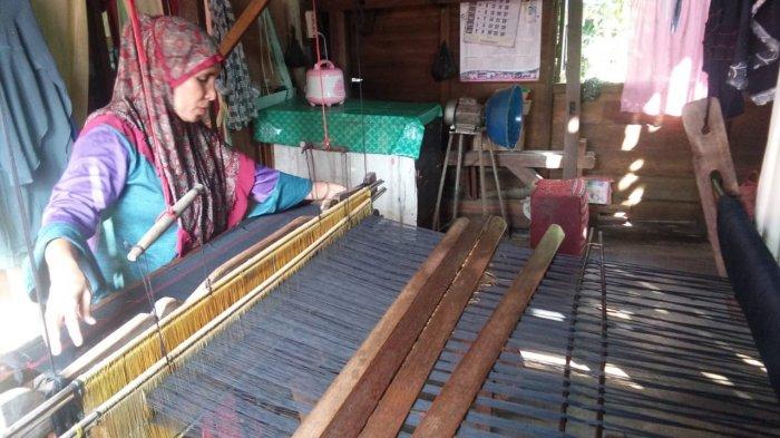 Kampung Songket via Tribunnews - Tempat Wisata Di Batu Bara, 1. Danau Laut Tador, 2. Danau Citra Panupalas, 3. Benteng Jepang, 4. Danau Palas Asri, 5. Dogi Park Waterboom Indrapura, 6. Istana Indrapura, 7. Istana Niat Lima Laras, 8. Kubah Datuk Batu Bara, 9. Meriam Nenas Siam, 10. Meriam Simpang Dolok, 11. Pantai Bogak, 12. Pantai Bunga, 13. Pantai Jono, 14. Pulau Pandang, 15. Pantai Wisata Alam Datuk Batu Bara, 16. Pulau Salah Nama, 17. Pantai Sejarah Perupuk, 18. Pemandian Air Panas Sumber Padi, 19. Singapore Land Park Batu Bara, 20. Sumur Bor Simpang Dolok, 21. Masjid Jamik Indra Pura, 22. Kompleks Mesjid Padang Genting, 23. Meriam Datuk Simuangsa 2, 24. Kampung Songket, 25. Pantai Galuh Indah