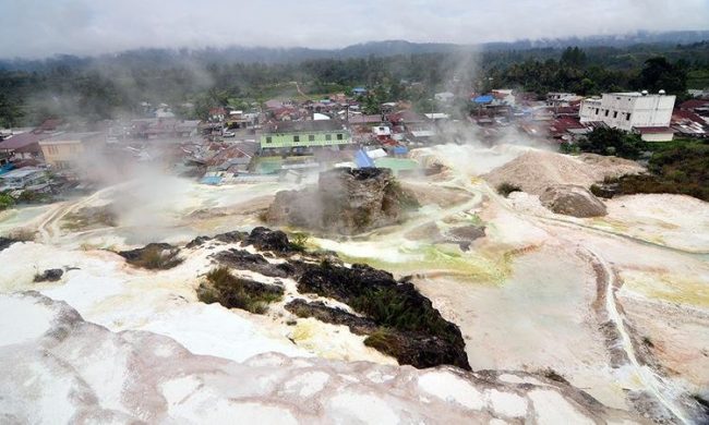 Kawah Sipoholon via Kompas, 1. Salib Kasih, 2. Pemandian Air Soda Parbubu, 3. Kawah Sipoholon, 4. Situs Hindu Hopong, 5. Muara Nauli, 6. Tugu Toga Aritonang, 7. Huta Ginjang, 8. Bukit Doa, 9. Pulau Sibandang, 10. Pemandian Air Panas Tamaro, 11. Istana Sisingamangaraja XII, 12. Pemandian Air Panas Sipoholon, 13. Monumen Si Raja Panggabean, 14. Sopo Partungkoan, 15. Gereja HKBP Dame Saitnihuta, 16. Pondok Wisata Rumah Kapal, 17. Air Terjun Sampuran, 18. Pemandian Air Panas Hutabarat