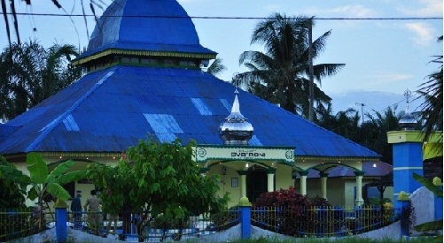 Kompleks Mesjid Padang Genting - Tempat Wisata Di Batu Bara, 1. Danau Laut Tador, 2. Danau Citra Panupalas, 3. Benteng Jepang, 4. Danau Palas Asri, 5. Dogi Park Waterboom Indrapura, 6. Istana Indrapura, 7. Istana Niat Lima Laras, 8. Kubah Datuk Batu Bara, 9. Meriam Nenas Siam, 10. Meriam Simpang Dolok, 11. Pantai Bogak, 12. Pantai Bunga, 13. Pantai Jono, 14. Pulau Pandang, 15. Pantai Wisata Alam Datuk Batu Bara, 16. Pulau Salah Nama, 17. Pantai Sejarah Perupuk, 18. Pemandian Air Panas Sumber Padi, 19. Singapore Land Park Batu Bara, 20. Sumur Bor Simpang Dolok, 21. Masjid Jamik Indra Pura, 22. Kompleks Mesjid Padang Genting, 23. Meriam Datuk Simuangsa 2, 24. Kampung Songket, 25. Pantai Galuh Indah