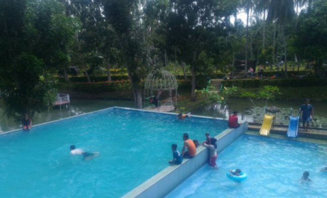 Kolam Renang Cinandung Mbulan, 1. Danau Sicike Cikex, 2. Rumah Adat Pakpak, 3. Pemandian Lau Timah, 4. Tao Silalahi, 5. Bukit Siadtaratas, 6. Tigalingga , 7. Puncak Sidiangkat, 8. Taman Wisata Iman Sitinjo, 9. Parhonasan Daihonas Lae Parira, 10. Sungai Lau Renun, 11. Aek Sipaulak Hosa Loja, 12. Air Terjun Lae Pendaroh, 13. Pantai Lala, 14. Tugu Silahi Sabungan, 15. Pantai Silalahi, 16. Letter Z, 17. Gedung Nasional Djauli Manik, 18. Air Terjun Lau Baski, 19. Kolam Renang Cinandung Mbulan