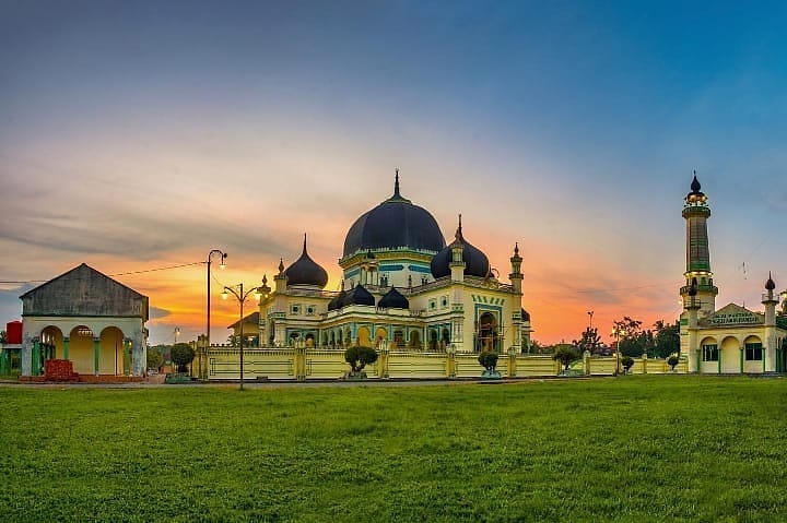 Masjid Azizi Tanjung Pura via IG @anwiratmoko, 1. Air Terjun Siluman, 2. Kolam Abadi Langkat, 3. Namu Sira – sira, 4. Pemandian Alam Pantai Florida Langkat, 5. Air Terjun 24 Tingkat, 6. Sungai Bingei, 7. Tangkahan CRU, 8. Air Terjun Pantai Salak, 9. Air Terjun Glugur, 10. Bukit Lawang Ecotourusm & Ecoproject, 11. Air Terjun Saringgana, 12. Sungai Landak Bahorok, 13. Air Panas Simolap, 14. Pemandian Lau Kulap, 15. Rumah Pohon Habitat, 16. The Yo’s Hill, 17. Air Terjun Tongkat, 18. Air Terjun Teroh – Teroh, 19. Wisata Pulau Sembilan, 20. Air Terjun Lau Berte, 21. Penatapan Pamah Simelir, 22. Wisata Mangrove Lubuk Kertang, 23. One Heart Hill, 24. Bat Cave Bukit Lawang, 25. Kuil Shri Raja Rajeshwari Amman Kovil, 26. Gua Batu Payung, 27. Gua Gong, 28. Air Terjun Jodoh Semelir, 29. Kawasan Wisata Batu Katak, 30. Arung Jeram Sungai Binjai, 31. Air Terjun Lau Bengaru, 32. Puncak Akui, 33. Kolam Wak Jowo, 34. Selang Pangeran, 35. Goa Pintu Air Langkat, 36. Pantai Pasir Hitam Kwala Gebang, 37. Masjid Azizi Tanjung Pura, 38. Kampung Bali, 39. Pantai 46 Langkat, 40. Bekancan River Langkat, 41. Taman Remaja, 42. Masjid Raya Binjai, 43. Masjid Agung Binjai, 44. Tugu Perjuangan 45, 45. Taman Merdeka, 46. Taman Selfie, 47. Taman Balita, 48. Taman Edukasi
