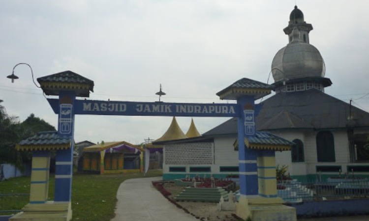Masjid Jamik Indra Pura via GMap - Tempat Wisata Di Batu Bara, 1. Danau Laut Tador, 2. Danau Citra Panupalas, 3. Benteng Jepang, 4. Danau Palas Asri, 5. Dogi Park Waterboom Indrapura, 6. Istana Indrapura, 7. Istana Niat Lima Laras, 8. Kubah Datuk Batu Bara, 9. Meriam Nenas Siam, 10. Meriam Simpang Dolok, 11. Pantai Bogak, 12. Pantai Bunga, 13. Pantai Jono, 14. Pulau Pandang, 15. Pantai Wisata Alam Datuk Batu Bara, 16. Pulau Salah Nama, 17. Pantai Sejarah Perupuk, 18. Pemandian Air Panas Sumber Padi, 19. Singapore Land Park Batu Bara, 20. Sumur Bor Simpang Dolok, 21. Masjid Jamik Indra Pura, 22. Kompleks Mesjid Padang Genting, 23. Meriam Datuk Simuangsa 2, 24. Kampung Songket, 25. Pantai Galuh Indah