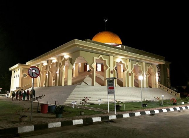 Masjid Raya Gunung Tua via IG @fredychilia, 1. Barumun Nagari Wildlife Sanctuary, 2. Danau Tasik, 3. Tor Sipupur, 4. Batu Kapur Paranginan, 5. Gua Tuktuk, 6. Waterboom Gunung Tua, 7. Gua Liak Kabor, 8. Sampuran Simarloting, 9. Air Terjun Siranap, 10. Candi Pulo, 11. Kebun Binatang Gunung Tua, 12. Candi Naga Seribu, 13. Danau Tao, 14. Danau Tasik, 15. Desa Bangun Purba, 16. Bendungan Janji Manahan Sil, 17. Masjid Raya Gunung Tua, 18. Danau Sagayung, 19. Puncak Paluta, 21. Sampuran (Air Terjun) Silombuk, 22. Air Terjun Parigi
