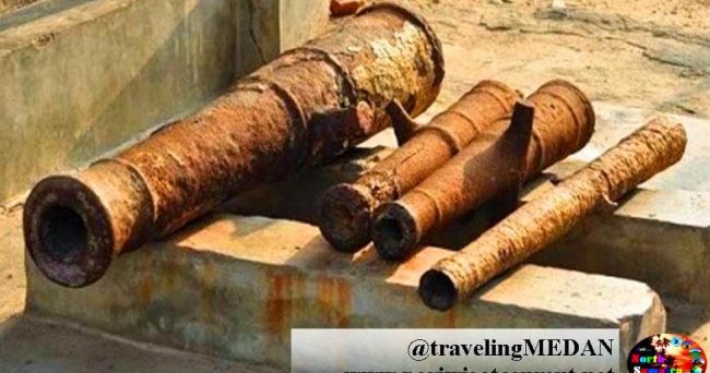 Meriam Datuk Simuangsa 2 via @Travelingmedan - Tempat Wisata Di Batu Bara, 1. Danau Laut Tador, 2. Danau Citra Panupalas, 3. Benteng Jepang, 4. Danau Palas Asri, 5. Dogi Park Waterboom Indrapura, 6. Istana Indrapura, 7. Istana Niat Lima Laras, 8. Kubah Datuk Batu Bara, 9. Meriam Nenas Siam, 10. Meriam Simpang Dolok, 11. Pantai Bogak, 12. Pantai Bunga, 13. Pantai Jono, 14. Pulau Pandang, 15. Pantai Wisata Alam Datuk Batu Bara, 16. Pulau Salah Nama, 17. Pantai Sejarah Perupuk, 18. Pemandian Air Panas Sumber Padi, 19. Singapore Land Park Batu Bara, 20. Sumur Bor Simpang Dolok, 21. Masjid Jamik Indra Pura, 22. Kompleks Mesjid Padang Genting, 23. Meriam Datuk Simuangsa 2, 24. Kampung Songket, 25. Pantai Galuh Indah