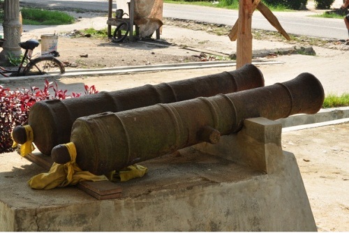 Meriam Simpang Dolok, 1. Danau Laut Tador, 2. Danau Citra Panupalas, 3. Benteng Jepang, 4. Danau Palas Asri, 5. Dogi Park Waterboom Indrapura, 6. Istana Indrapura, 7. Istana Niat Lima Laras, 8. Kubah Datuk Batu Bara, 9. Meriam Nenas Siam, 10. Meriam Simpang Dolok, 11. Pantai Bogak, 12. Pantai Bunga, 13. Pantai Jono, 14. Pulau Pandang, 15. Pantai Wisata Alam Datuk Batu Bara, 16. Pulau Salah Nama, 17. Pantai Sejarah Perupuk, 18. Pemandian Air Panas Sumber Padi, 19. Singapore Land Park Batu Bara, 20. Sumur Bor Simpang Dolok, 21. Masjid Jamik Indra Pura, 22. Kompleks Mesjid Padang Genting, 23. Meriam Datuk Simuangsa 2, 24. Kampung Songket, 25. Pantai Galuh Indah