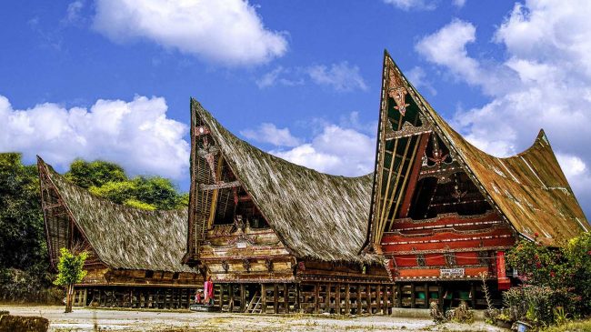 Museum Huta Bolon Simanindo via theregencies, 1. Pusuk Buhit, 2. Desa Wisata Tomok, 3. Kota Pangururan, 4. Panatapan Parhallow View Point, 5. Tano Ponggol, 6. Pemandian Air Panas Rianiate, 7. Batu Guru, 8. Pantai Sigurgur Resort, 9. Pondok Wisata Lagundri, 10. Pantai Bebas Sukkean, 11. Bukit Beta, 12. Batu Kursi Raja Siallagan, 13. Danau Sidihoni, 14. Pulau Tao, 15. Taman Doa Getsemani, 16. Dermaga Jetty Samosir, 17. Pantai Lumban Parmonangan, 18. Bukit Holbung, 19. Desa Lumban Suhi – suhi, 20. Museum Huta Bolon Simanindo, 21. Puncak Sidiangkat, 22. Air Terjun Situmurun, 23. Bukit Simarjarunjung, 24. Museum Batak, 25. Aek Rangat Pangururan, 26. Lembah Bakkara, 27. Menara Pandang Tele, 28. Museum T.B. Silalahi Center, 29. Bukit Tarabunga, 30. Pantai Meat, 31. Pasar Balige, 32. Jembatan Gantung Tornagodang, 33. Puncak Pakodian, 34. Air Terjun Sialogo, 35. Goa Aek Buangan