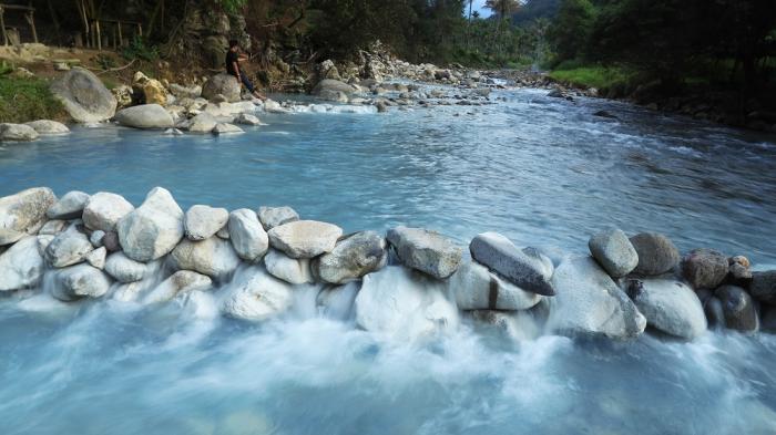 Negeri Suah via Tribunnews - Tempat Wisata Di Deli Serdang, 1. Air Terjun Tanjung Raja, 2. Danau Linting, 3. Gua dan Air Panas Penen, 4. Air Terjun Terunggang, 5. Armaya Wisata Alam, 6. Pantai Salju, 7. Taman The Le Hu Garden, 8. Dusun Kreatif Deli Serdang, 9. Siba Island, 10. Waterpark Bima Utomo Internasional, 11. Wisata Green Hill City Sibolangit, 12. Air Terjun Sampuren Putih, 13. Air Terjun Pelangi Indah, 14. Taman Buah Lubuk Pakam, 15. Air Terjun dan Lembah Loknya, 16. Air Terjun Betala, 17. Air Terjun Dua Warna, 18. Kolam Dewi, 19. Posko Air Terjun Satu Hati, 20. Vihara Vimalakirti, 21. Bumi Perkemahan Pramuka Sibolangit, 22. Tugu Pramuka, 23. Hillpark Sibolangit, 24. Pemandian Alam Karomah, 25. Pemandian Alam Mitra, 26. Training Center Sayum Sabah, 27. Pemandian Alam Tirta Sayum Sabah, 28. T Garden, 29. Hairos Waterpark, 30. Kampung Ladang Outbound, 31. Kota Wisata Jaharun Center, 32. Pemandian Alam Sini Suka Sibiru – biru, 33. Air Terjun Sampuren Putih, 34. Negeri Suah, 35. Kemegahan Bandara Kuala Namu, 36. Martabe Sejahtera Golf Club, 37. Pemandian Alam Lau Sigembur, 38. Taman Rekreasi Dewi Sibolangit, 39. Taman Pramuka, 40. Pantai Muara Indah, 41. Maha Vihara Maitreya, 42. Menikmati Kuliner Bagan Percut
