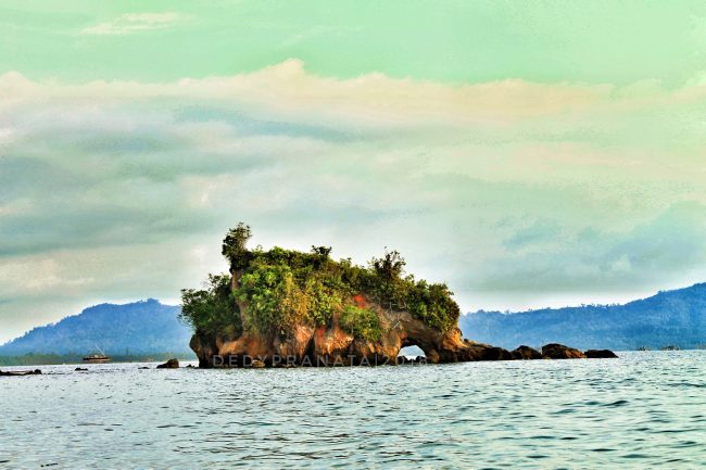 Pantai Batu Gajah via Belantarakhatulistiwa.bogspotcom, 1. Pulau Kalimantung, 2. Wisata Sejarah Titik Nol Islam Nusantara, 3. Pulau Mursala, 4. Pulau Putri, 5. Pulau Pandan, 6. Pantai Kade Tigo Barus, 7. Pulau Poncan, 8. Aek Sijorni, 9. Pantai Sindeas, 10. Pulau Karang, 11. Makam Mahligai dan Makam Papan Tinggi Barus, 12. Pantai Bosur, 13. Pulau Pasir Putih, 14. Pulau Poncang Gadang, 15. Pantai Batu Gajah, 16. Air Terjun Silaklak, 17. Pantai Binasi, 18. Air Terjun Silima-Lima, 19. Pulau Bakar, 20. Air Terjun Sihobuk, 21. Air Terjun Labuan Nasonang, 22. Air Terjun Gorbus