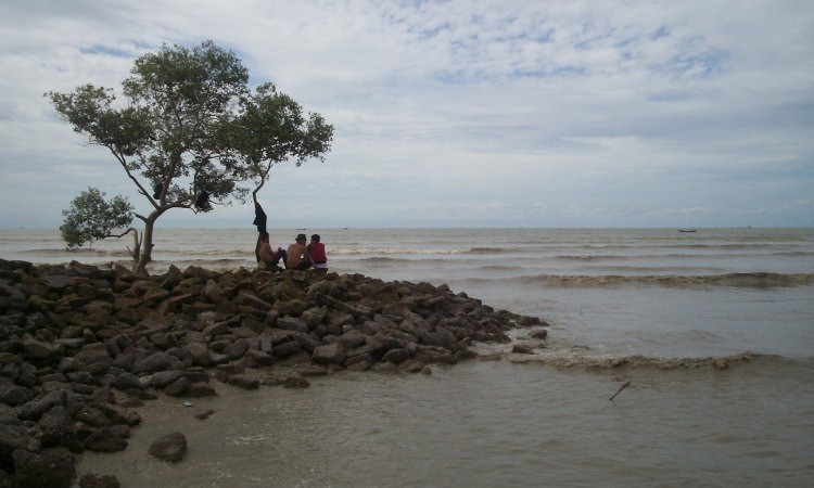 Pantai Bunga via Anthonynh.blogspotcom, 1. Danau Laut Tador, 2. Danau Citra Panupalas, 3. Benteng Jepang, 4. Danau Palas Asri, 5. Dogi Park Waterboom Indrapura, 6. Istana Indrapura, 7. Istana Niat Lima Laras, 8. Kubah Datuk Batu Bara, 9. Meriam Nenas Siam, 10. Meriam Simpang Dolok, 11. Pantai Bogak, 12. Pantai Bunga, 13. Pantai Jono, 14. Pulau Pandang, 15. Pantai Wisata Alam Datuk Batu Bara, 16. Pulau Salah Nama, 17. Pantai Sejarah Perupuk, 18. Pemandian Air Panas Sumber Padi, 19. Singapore Land Park Batu Bara, 20. Sumur Bor Simpang Dolok, 21. Masjid Jamik Indra Pura, 22. Kompleks Mesjid Padang Genting, 23. Meriam Datuk Simuangsa 2, 24. Kampung Songket, 25. Pantai Galuh Indah
