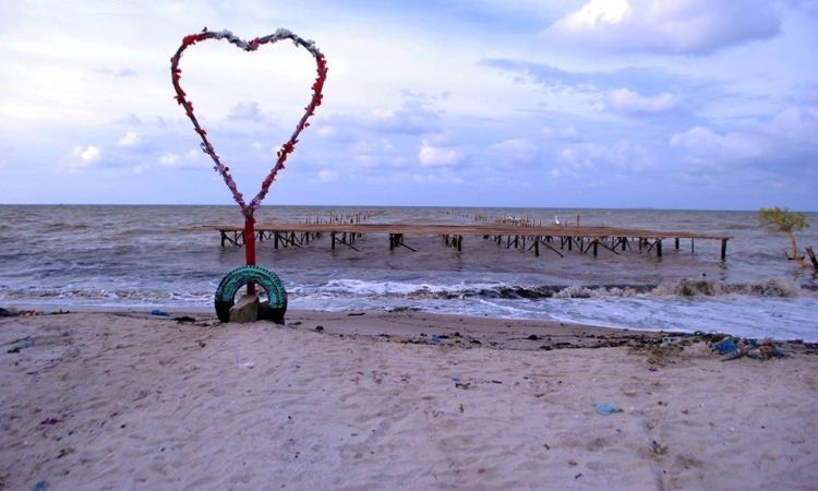 Pantai Galuh Indah via FB Pantaigip - Tempat Wisata Di Batu Bara, 1. Danau Laut Tador, 2. Danau Citra Panupalas, 3. Benteng Jepang, 4. Danau Palas Asri, 5. Dogi Park Waterboom Indrapura, 6. Istana Indrapura, 7. Istana Niat Lima Laras, 8. Kubah Datuk Batu Bara, 9. Meriam Nenas Siam, 10. Meriam Simpang Dolok, 11. Pantai Bogak, 12. Pantai Bunga, 13. Pantai Jono, 14. Pulau Pandang, 15. Pantai Wisata Alam Datuk Batu Bara, 16. Pulau Salah Nama, 17. Pantai Sejarah Perupuk, 18. Pemandian Air Panas Sumber Padi, 19. Singapore Land Park Batu Bara, 20. Sumur Bor Simpang Dolok, 21. Masjid Jamik Indra Pura, 22. Kompleks Mesjid Padang Genting, 23. Meriam Datuk Simuangsa 2, 24. Kampung Songket, 25. Pantai Galuh Indah