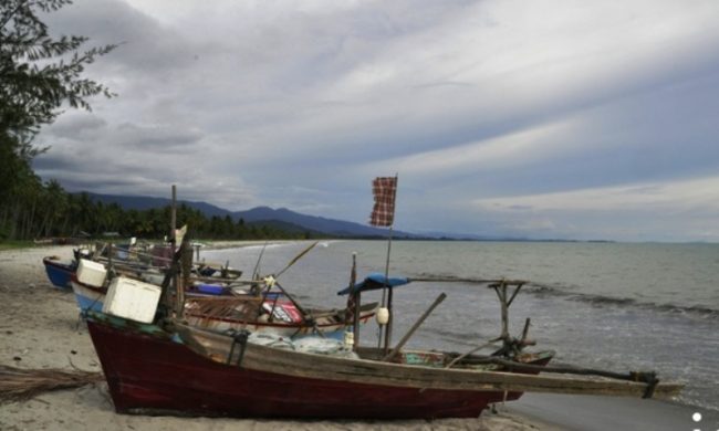 Pantai Kade Tigo Barus via Sibolgapos - Tempat Wisata Di Tapanuli Tengah, 1. Pulau Kalimantung, 2. Wisata Sejarah Titik Nol Islam Nusantara, 3. Pulau Mursala, 4. Pulau Putri, 5. Pulau Pandan, 6. Pantai Kade Tigo Barus, 7. Pulau Poncan, 8. Aek Sijorni, 9. Pantai Sindeas, 10. Pulau Karang, 11. Makam Mahligai dan Makam Papan Tinggi Barus, 12. Pantai Bosur, 13. Pulau Pasir Putih, 14. Pulau Poncang Gadang, 15. Pantai Batu Gajah, 16. Air Terjun Silaklak, 17. Pantai Binasi, 18. Air Terjun Silima-Lima, 19. Pulau Bakar, 20. Air Terjun Sihobuk, 21. Air Terjun Labuan Nasonang, 22. Air Terjun Gorbus