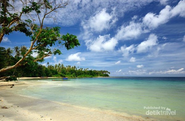 Pantai Teluk Bengkuang via Detik - tempat wisata di nias utara, 1. Pantai Nela, 2. Pantai Pasir Berbisik, 3. Pantai Toyolawa, 4. Pantai Indah Fofola, 5. Pantai Gawu Soyo, 6. Pantai Turelolo, 7. Pulau Panjang, 8. Pulau Wunga Laguna, 9. Air Terjun Enoo, 10. Air Terjun Tuna, 11. Teluk Siabang, 12. Puncak Hili Maziaya , 13. Danau Megoto , 14. Kuburan Keramat Pulau Maose, 15. Kara Sangadulo , 16. Pantai Teluk Bengkuang