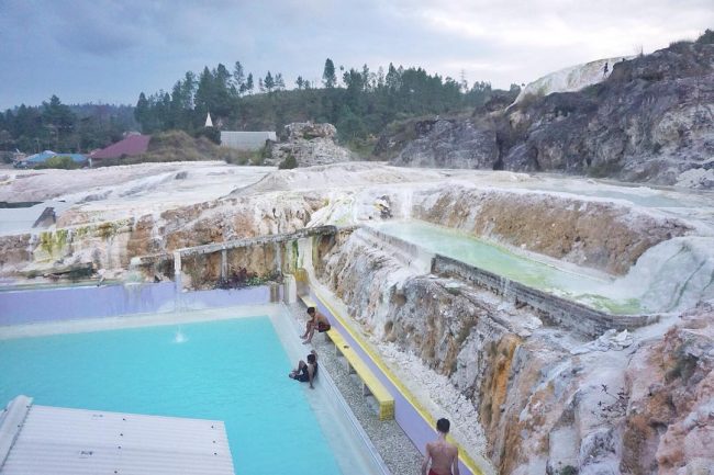 Pemandian Air Panas Sipoholon via IG @_ayuchandra - tempat wisata di tapanuli utara, 1. Salib Kasih, 2. Pemandian Air Soda Parbubu, 3. Kawah Sipoholon, 4. Situs Hindu Hopong, 5. Muara Nauli, 6. Tugu Toga Aritonang, 7. Huta Ginjang, 8. Bukit Doa, 9. Pulau Sibandang, 10. Pemandian Air Panas Tamaro, 11. Istana Sisingamangaraja XII, 12. Pemandian Air Panas Sipoholon, 13. Monumen Si Raja Panggabean, 14. Sopo Partungkoan, 15. Gereja HKBP Dame Saitnihuta, 16. Pondok Wisata Rumah Kapal, 17. Air Terjun Sampuran, 18. Pemandian Air Panas Hutabarat