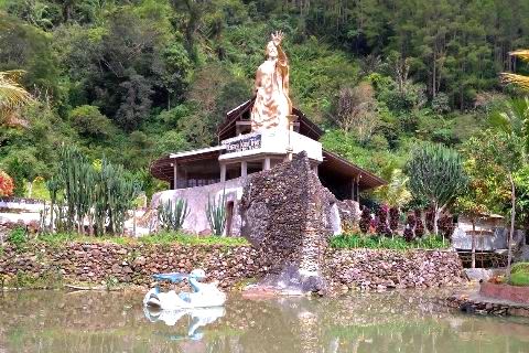 Pondok Wisata Rumah Kapal - tempat wisata di tapanuli utara, 1. Salib Kasih, 2. Pemandian Air Soda Parbubu, 3. Kawah Sipoholon, 4. Situs Hindu Hopong, 5. Muara Nauli, 6. Tugu Toga Aritonang, 7. Huta Ginjang, 8. Bukit Doa, 9. Pulau Sibandang, 10. Pemandian Air Panas Tamaro, 11. Istana Sisingamangaraja XII, 12. Pemandian Air Panas Sipoholon, 13. Monumen Si Raja Panggabean, 14. Sopo Partungkoan, 15. Gereja HKBP Dame Saitnihuta, 16. Pondok Wisata Rumah Kapal, 17. Air Terjun Sampuran, 18. Pemandian Air Panas Hutabarat