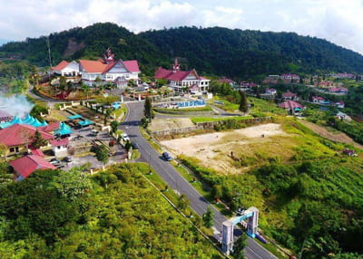 Puncak Sindeka, 1. Air Terjun Sipitu Lae Petulan, 2. Air Terjun Lae Une, 3. Air Terjun Simbilulu, 4. Air Terjun Lae Singgabit, 5. Air Terjun Mamabu, 6. Air Terjun Tonduhan, 7. Kebun Teh Sidamanik, 8. Sumur Eluh Berru Tinambunen, 9. Batu Tettal, 10. Mejan Penanggaleng, 11. Sibande, 12. Puncak Sindeka, 13. Sicike – cike, 14. Delleng Simpon, 15. Rafting Lae Kombih, 16. Kolam Renang Impana, 17. Tugu Pemekaran