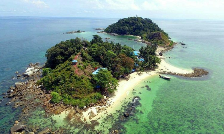 Pulau Pandang via Twitter @Genpisumut_, 1. Danau Laut Tador, 2. Danau Citra Panupalas, 3. Benteng Jepang, 4. Danau Palas Asri, 5. Dogi Park Waterboom Indrapura, 6. Istana Indrapura, 7. Istana Niat Lima Laras, 8. Kubah Datuk Batu Bara, 9. Meriam Nenas Siam, 10. Meriam Simpang Dolok, 11. Pantai Bogak, 12. Pantai Bunga, 13. Pantai Jono, 14. Pulau Pandang, 15. Pantai Wisata Alam Datuk Batu Bara, 16. Pulau Salah Nama, 17. Pantai Sejarah Perupuk, 18. Pemandian Air Panas Sumber Padi, 19. Singapore Land Park Batu Bara, 20. Sumur Bor Simpang Dolok, 21. Masjid Jamik Indra Pura, 22. Kompleks Mesjid Padang Genting, 23. Meriam Datuk Simuangsa 2, 24. Kampung Songket, 25. Pantai Galuh Indah