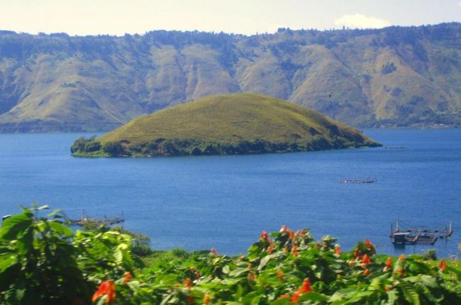 Pulau Simamora - tempat wisata di Humbang Hasundutan, 1. Air Terjun Pollung, 2. Air Terjun Simolap, 3. Tugu Salak Pakkat, 4. Air Terjun Simamora, 5. Air Terjun Janji, 6. Wisata Geosite Sipinsur, 7. Istana Sisingamangaraja, 8. Tombak Sulusulu, 9. Pemandian Aek Sitio – tio, 10. Aek Sipangolu Bakkara, 11. Air Terjun Sibokkik, 12. Air Terjun Sipulak, 13. Air Terjun Huta Ambasang, 14. Batu Hundul – Hundulan, 15. Hariara Tungkot, 16. Aek Sipangolu Bakkara, 17. Pulau Simamora, 18. Bukit Bakara, 19. Danau Tao Silosung, 20. Restoran Apung Desa Tipang