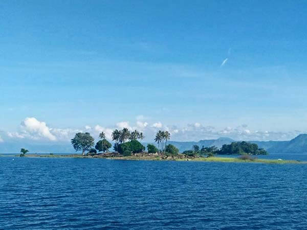 Pulau Tao via IG @fyda22, 1. Pusuk Buhit, 2. Desa Wisata Tomok, 3. Kota Pangururan, 4. Panatapan Parhallow View Point, 5. Tano Ponggol, 6. Pemandian Air Panas Rianiate, 7. Batu Guru, 8. Pantai Sigurgur Resort, 9. Pondok Wisata Lagundri, 10. Pantai Bebas Sukkean, 11. Bukit Beta, 12. Batu Kursi Raja Siallagan, 13. Danau Sidihoni, 14. Pulau Tao, 15. Taman Doa Getsemani, 16. Dermaga Jetty Samosir, 17. Pantai Lumban Parmonangan, 18. Bukit Holbung, 19. Desa Lumban Suhi – suhi, 20. Museum Huta Bolon Simanindo, 21. Puncak Sidiangkat, 22. Air Terjun Situmurun, 23. Bukit Simarjarunjung, 24. Museum Batak, 25. Aek Rangat Pangururan, 26. Lembah Bakkara, 27. Menara Pandang Tele, 28. Museum T.B. Silalahi Center, 29. Bukit Tarabunga, 30. Pantai Meat, 31. Pasar Balige, 32. Jembatan Gantung Tornagodang, 33. Puncak Pakodian, 34. Air Terjun Sialogo, 35. Goa Aek Buangan