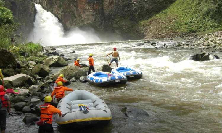 Rafting Lae Kombih, 1. Air Terjun Sipitu Lae Petulan, 2. Air Terjun Lae Une, 3. Air Terjun Simbilulu, 4. Air Terjun Lae Singgabit, 5. Air Terjun Mamabu, 6. Air Terjun Tonduhan, 7. Kebun Teh Sidamanik, 8. Sumur Eluh Berru Tinambunen, 9. Batu Tettal, 10. Mejan Penanggaleng, 11. Sibande, 12. Puncak Sindeka, 13. Sicike – cike, 14. Delleng Simpon, 15. Rafting Lae Kombih, 16. Kolam Renang Impana, 17. Tugu Pemekaran