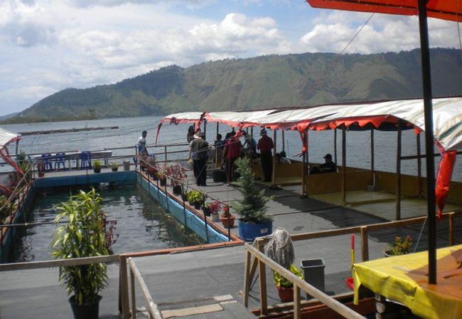 Restoran Apung Desa Tipang - tempat wisata di Humbang Hasundutan, 1. Air Terjun Pollung, 2. Air Terjun Simolap, 3. Tugu Salak Pakkat, 4. Air Terjun Simamora, 5. Air Terjun Janji, 6. Wisata Geosite Sipinsur, 7. Istana Sisingamangaraja, 8. Tombak Sulusulu, 9. Pemandian Aek Sitio – tio, 10. Aek Sipangolu Bakkara, 11. Air Terjun Sibokkik, 12. Air Terjun Sipulak, 13. Air Terjun Huta Ambasang, 14. Batu Hundul – Hundulan, 15. Hariara Tungkot, 16. Aek Sipangolu Bakkara, 17. Pulau Simamora, 18. Bukit Bakara, 19. Danau Tao Silosung, 20. Restoran Apung Desa Tipang