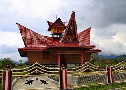 Rumah Adat Pakpak, 1. Danau Sicike Cikex, 2. Rumah Adat Pakpak, 3. Pemandian Lau Timah, 4. Tao Silalahi, 5. Bukit Siadtaratas, 6. Tigalingga , 7. Puncak Sidiangkat, 8. Taman Wisata Iman Sitinjo, 9. Parhonasan Daihonas Lae Parira, 10. Sungai Lau Renun, 11. Aek Sipaulak Hosa Loja, 12. Air Terjun Lae Pendaroh, 13. Pantai Lala, 14. Tugu Silahi Sabungan, 15. Pantai Silalahi, 16. Letter Z, 17. Gedung Nasional Djauli Manik, 18. Air Terjun Lau Baski, 19. Kolam Renang Cinandung Mbulan