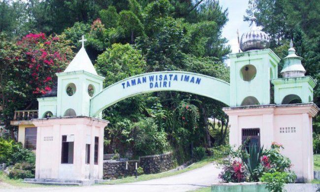 Taman Wisata Iman Sitinjo via Imada13.blogspotcom, 1. Danau Sicike Cikex, 2. Rumah Adat Pakpak, 3. Pemandian Lau Timah, 4. Tao Silalahi, 5. Bukit Siadtaratas, 6. Tigalingga , 7. Puncak Sidiangkat, 8. Taman Wisata Iman Sitinjo, 9. Parhonasan Daihonas Lae Parira, 10. Sungai Lau Renun, 11. Aek Sipaulak Hosa Loja, 12. Air Terjun Lae Pendaroh, 13. Pantai Lala, 14. Tugu Silahi Sabungan, 15. Pantai Silalahi, 16. Letter Z, 17. Gedung Nasional Djauli Manik, 18. Air Terjun Lau Baski, 19. Kolam Renang Cinandung Mbulan