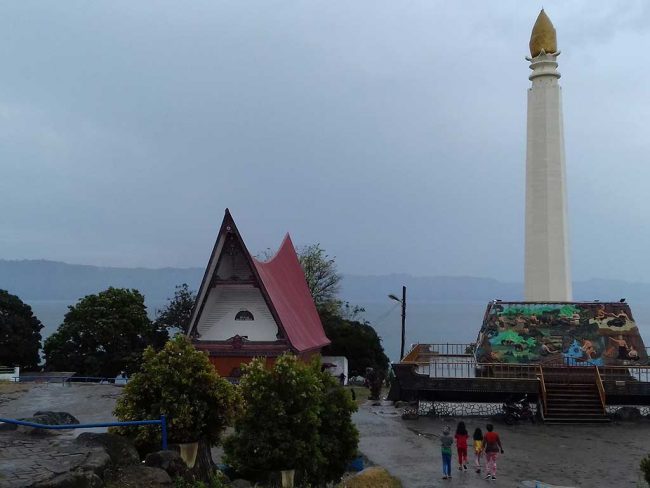 Tugu Silahi Sabungan via Tagar, 1. Danau Sicike Cikex, 2. Rumah Adat Pakpak, 3. Pemandian Lau Timah, 4. Tao Silalahi, 5. Bukit Siadtaratas, 6. Tigalingga , 7. Puncak Sidiangkat, 8. Taman Wisata Iman Sitinjo, 9. Parhonasan Daihonas Lae Parira, 10. Sungai Lau Renun, 11. Aek Sipaulak Hosa Loja, 12. Air Terjun Lae Pendaroh, 13. Pantai Lala, 14. Tugu Silahi Sabungan, 15. Pantai Silalahi, 16. Letter Z, 17. Gedung Nasional Djauli Manik, 18. Air Terjun Lau Baski, 19. Kolam Renang Cinandung Mbulan