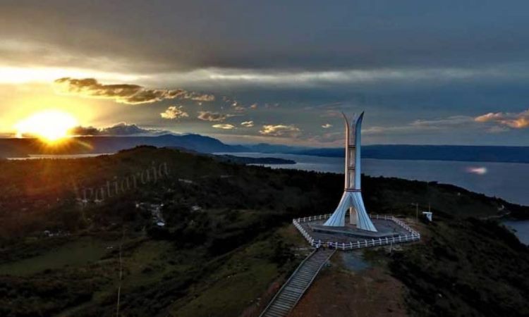 Tugu Toga Aritonang via Tourtoba, 1. Salib Kasih, 2. Pemandian Air Soda Parbubu, 3. Kawah Sipoholon, 4. Situs Hindu Hopong, 5. Muara Nauli, 6. Tugu Toga Aritonang, 7. Huta Ginjang, 8. Bukit Doa, 9. Pulau Sibandang, 10. Pemandian Air Panas Tamaro, 11. Istana Sisingamangaraja XII, 12. Pemandian Air Panas Sipoholon, 13. Monumen Si Raja Panggabean, 14. Sopo Partungkoan, 15. Gereja HKBP Dame Saitnihuta, 16. Pondok Wisata Rumah Kapal, 17. Air Terjun Sampuran, 18. Pemandian Air Panas Hutabarat