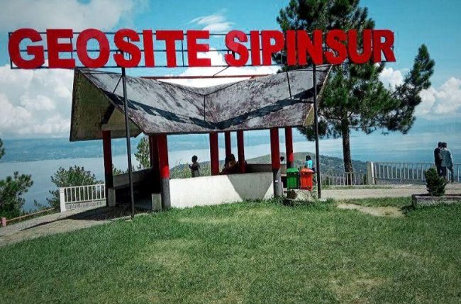 Wisata Geosite Sipinsur, 1. Air Terjun Pollung, 2. Air Terjun Simolap, 3. Tugu Salak Pakkat, 4. Air Terjun Simamora, 5. Air Terjun Janji, 6. Wisata Geosite Sipinsur, 7. Istana Sisingamangaraja, 8. Tombak Sulusulu, 9. Pemandian Aek Sitio – tio, 10. Aek Sipangolu Bakkara, 11. Air Terjun Sibokkik, 12. Air Terjun Sipulak, 13. Air Terjun Huta Ambasang, 14. Batu Hundul – Hundulan, 15. Hariara Tungkot, 16. Aek Sipangolu Bakkara, 17. Pulau Simamora, 18. Bukit Bakara, 19. Danau Tao Silosung, 20. Restoran Apung Desa Tipang
