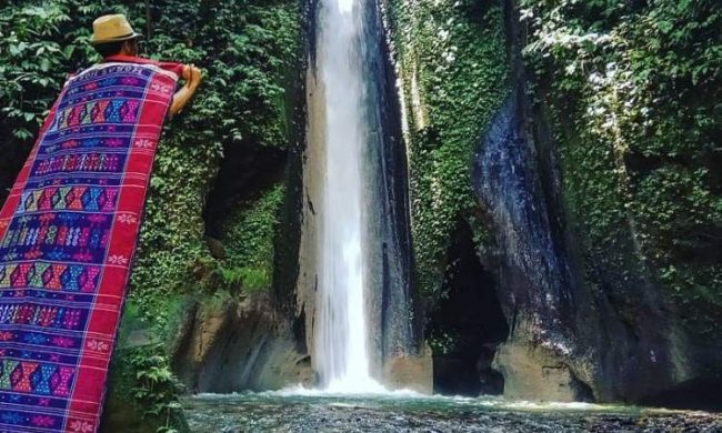 Air Terjun Natumika via IG @rachmanrambe, 1. Bukit Tara Bunga, 2. Pantai Bul – Bul, 3. Air Terjun Simanimbo, 4. Air Terjun Situmurun, 5. Pantai Meat, 6. Jembatan Gantung Tornagodang, 7. Pantai Pakkodian, 8. Puncak Pakkodian, 9. Air Terjun Sialogo, 10. Sungai Saragi, 11. Bukit Paropo, 12. Air Terjun Natumika, 13. Gunung Pangulubao, 14. Bukit Pahoda, 15. Bukit Senyum, 16. Air Terjun Siboruon, 17. Gua Aek Buangan, 18. Pasar Balige, 19. Pasir Putih Parbaba, 20. Air Terjun Sigura – gura, 21. Museum TB Silalahi Center, 22. Monumen Raja Sonakmalela, 23. Pantai Agadon, 24. Taman Eden 100, 25. Bukit Dolok Tolong, 26. Tugu DI Panjaitan